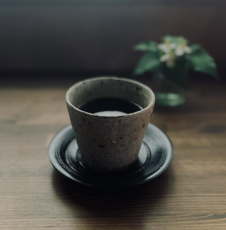 ざらりとした陶のカップに注がれた黒い珈琲と、黒漆の受け皿